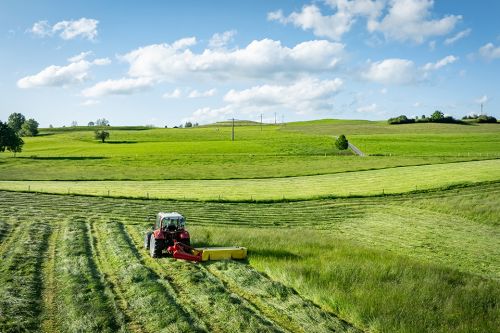Foto: Feld mit Traktor