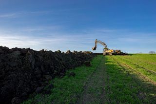 Foto: Bagger auf Feld